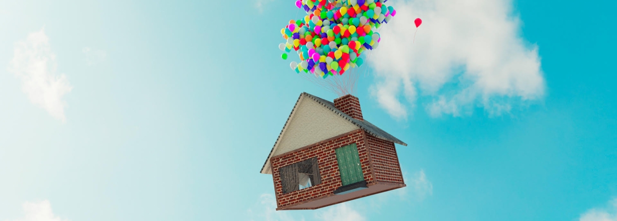 Ballonnen aan een huis die weg vliegen in de lucht