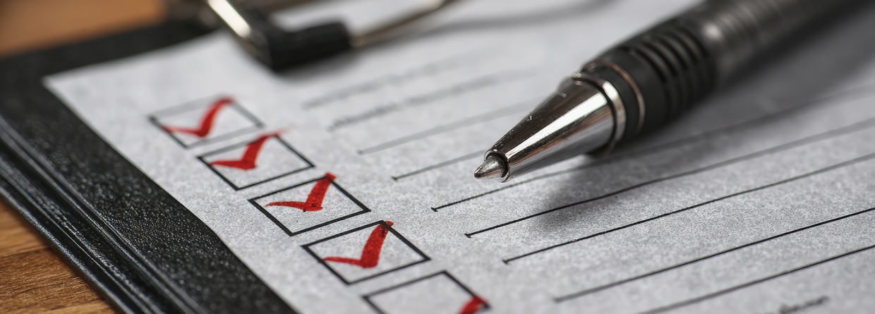 Checklist papier en pen met afgevinke hokjes