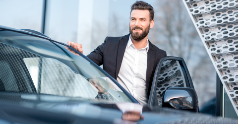Miljoenennota 2027 man stapt bij kantoor in zijn zakelijke auto
